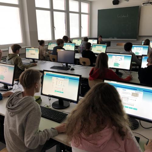 SchülerInnen arbeiten am PC